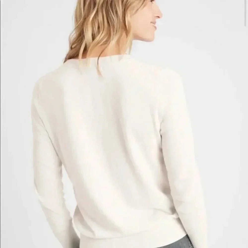 - Banana Republic factory  Crew-Neck Sweater - Picture 3 of 9